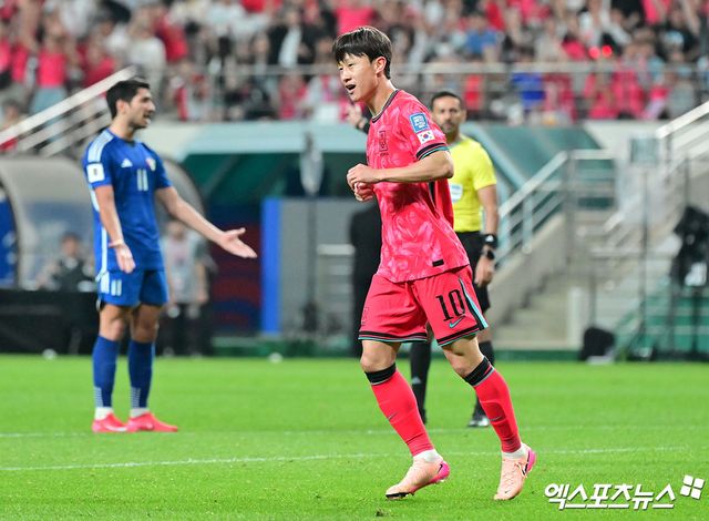 홍명보 감독이 이끄는 대한민국 축구대표팀은 10일 서울월드컵경기장에서 열린 2026 월드컵 아시아 3차예선 B조 10차전 쿠웨이트와의 홈 경기에서 전반 자책골, 그리고 후반에 터진 이강인과 오현규, 이재성의 연속골을 묶어 4-0 대승을 챙겼다. 이날 승리로 홍명보호는 3차예선 10경기에서 6승 4무(승점 22)를 기록하며 1위를 확정지었다. 특히 아시아 3차예선에 참가한 18개국 중 일본, 이란, 우즈베키스탄, 요르단 등 다른 본선 진출국이 하지 못한 무패 신화를 달성했다. 상암, 김한준 기자