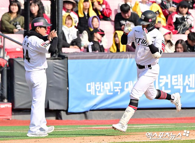 8일 오후 수원KT위즈파크에서 열린 '2025 신한 SOL Bank KBO리그' LG 트윈스와 KT 위즈의 시범경기, 6회말 2사 3루 KT 배정대가 투런 홈런을 날린 후 그라운드를 돌고 있다. 엑스포츠뉴스 DB