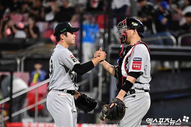 왼쪽부터 KT 위즈 마무리투수 박영현, 포수 장성우. 승리를 지킨 뒤 세리머니하고 있다. 엑스포츠뉴스 DB