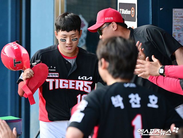 3일 오후 서울 송파구 잠실야구장에서 열린 '2025 신한 SOL Bank KBO리그' KIA 타이거즈와 두산 베어스의 경기, 4회초 2사 1,2루 KIA 최원준이 위즈덤의 1타점 적시타때 득점에 성공하고 있다. 엑스포츠뉴스 DB