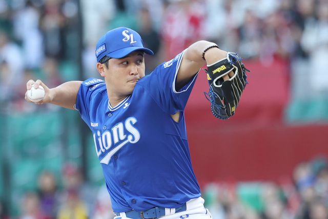 삼성 라이온즈 선발투수 최원태가 10일 광주 KIA 타이거즈전에 선발 등판해 투구하고 있다. 삼성 라이온즈