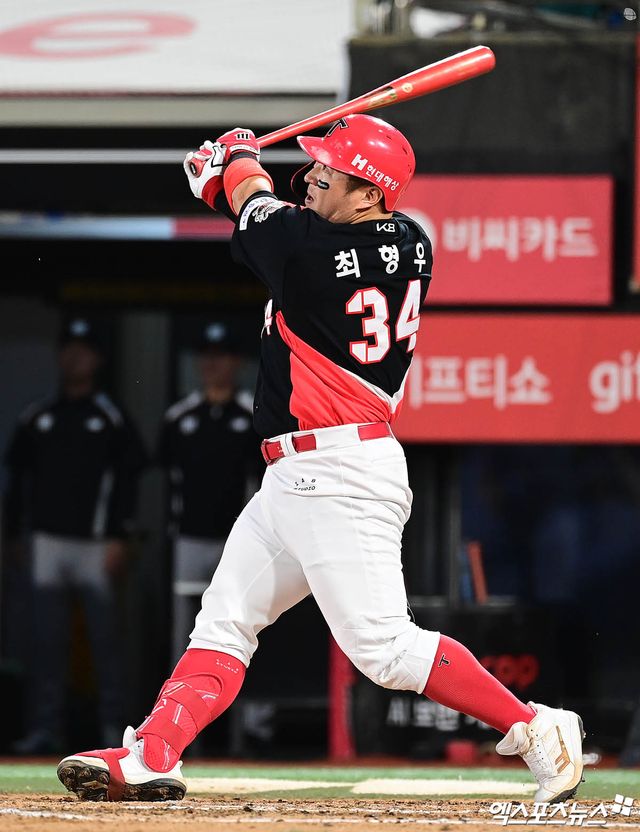 KIA 타이거즈 최형우가 올해 정규시즌 경기에서 타격하고 있다. 엑스포츠뉴스 DB