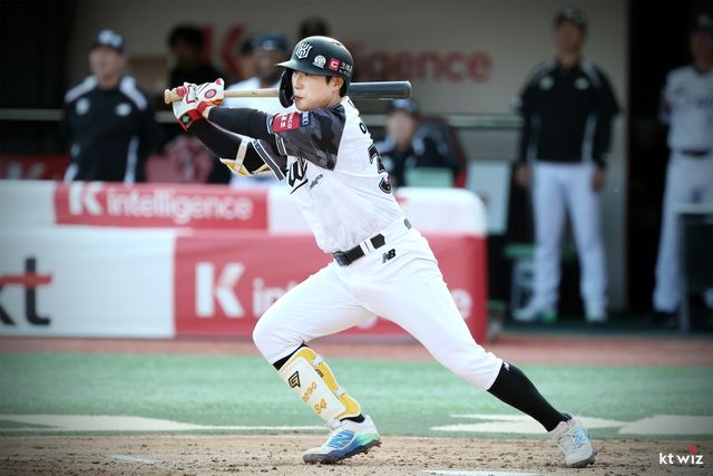 10일 오후 수원KT위즈파크에서 열린 '2025 신한 SOL Bank KBO리그' 롯데 자이언츠와 KT 위즈의 경기, 4회말 무사 KT 이호연이 시즌 1호 홈런을 날렸다. KT 위즈