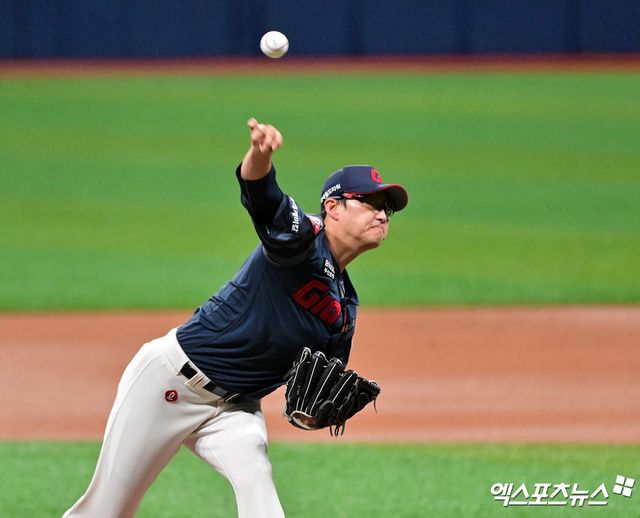 30일 오후 서울 구로구 고척스카이돔에서 열린 '2025 신한 SOL Bank KBO리그' 롯데 자이언츠와 키움 히어로즈의 경기, 1회말 롯데 선발투수 박세웅이 공을 힘차게 던지고 있다. 엑스포츠뉴스 DB