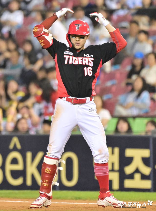 5일 오후 서울 송파구 잠실야구장에서 열린 '2025 신한 SOL Bank KBO리그' KIA 타이거즈와 두산 베어스의 경기, 10회초 KIA 최원준이 좌전안타를 날린 후 기뻐하고 있다. 엑스포츠뉴스 DB