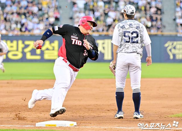 KIA 타이거즈 최형우가 올해 정규시즌 경기에서 홈런을 친 뒤 베이스를 돌고 있다. 엑스포츠뉴스 DB