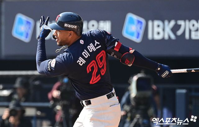 22일 오후 서울 송파구 잠실야구장에서 열린 '2025 신한 SOL Bank KBO리그' 롯데 자이언츠와 LG 트윈스의 경기, 4회초 1사 롯데 레이예스가 2루타를 때려내고 있다. 엑스포츠뉴스 DB