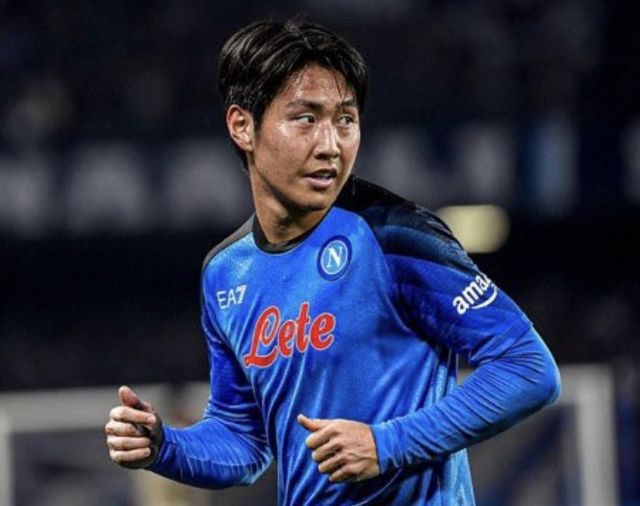 이적시장 매물로 나온 이강인의 행선지를 두고 다양한 보도가 나오는 가운데 이탈리아 세리에A 우승팀 나폴리에 갈 것이라는 견해가 유력하게 등장했다. 나폴리가 PSG와의 이적료 합의 및 이강인과의 개인 조건 합의를 모두 마쳤으며 이강인의 초상권 문제 협의만 남았다는 뜻이다. 