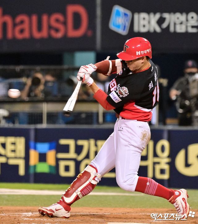 4일 오후 서울 송파구 잠실야구장에서 열린 '2025 신한 SOL Bank KBO리그' KIA 타이거즈와 두산 베어스의 경기, 9회초 무사 1루 KIA 최원준이 투런 홈런을 날리고 있다. 엑스포츠뉴스 DB