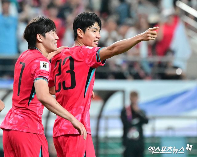 홍명보 감독이 이끄는 대한민국 축구대표팀은 10일 서울월드컵경기장에서 열린 쿠웨이트와의 2026 국제축구연맹(FIFA) 북중미 월드컵(캐나다-미국-멕시코 공동개최) 아시아지역 3차 예선 B조 최종전 전반전을 1-0으로 마쳤다. 이날 전반 30분 코너킥 상황에서 나온 선제골이 한국에 리드를 안겼다. 득점이 터졌을 때 전진우가 골을 넣은 것으로 보였으나 이후 쿠웨이트의 자책골로 기록이 정정됐다. 서울월드컵경기장, 김한준 기자