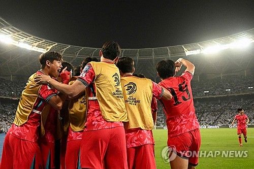 홍명보 감독이 이끄는 대한민국 축구대표팀은 10일 오후 8시 서울월드컵경기장에서 열리는 쿠웨이트와의 2026 국제축구연맹(FIFA) 북중미 월드컵(캐나다-미국-멕시코 공동개최) 아시아지역 3차 예선 B조 최종전을 앞두고 선발 명단을 공개했다. 이날 대한민국 축구대표팀 주장 손흥민은 벤치 명단에 포함됐다. 전북현대 미드필더 전진우는 생애 첫 A매치 선발 경기를 치른다. 연합뉴스