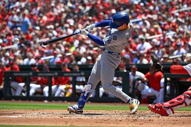 김혜성은 10일 오전 11시10분 미국 캘리포니아주 샌디에이고의 펫코파크에서 열리는 '2025 메이저리그(MLB)' 샌디에이고 파드리스와 원정 경기에서 9번타자 중견수로 선발 출격한다. 지난 5월4일 빅리그에 입성, 같은 달 6~9일 4경기 연속 선발 출전한 뒤 처음으로 3경기 연속 선발 출전하는 셈이 된다. 10일 세인트루이스전에서 다저스는 오타니 쇼헤이(지명타자)~무키 베츠(유격수)~프레디 프리먼(1루수)~테오스카 에르난데스(우익수)~윌 스미스(포수)~맥스 먼시(3루수)~앤디 파헤즈(좌익수)~토미 에드먼(2루수)~김혜성(중견수)으로 선발 라인업을 꾸렸다. 김혜성은 다저스 사령탑인 데이브 로버츠 감독이 우완 투수만 상대하게 하는 철저한 플래툰 시스템에 휘말려 선발과 교체를 오갔으나 이번에 모처럼 3경기 연속 선발을 기록하게 됐다. 연합뉴스