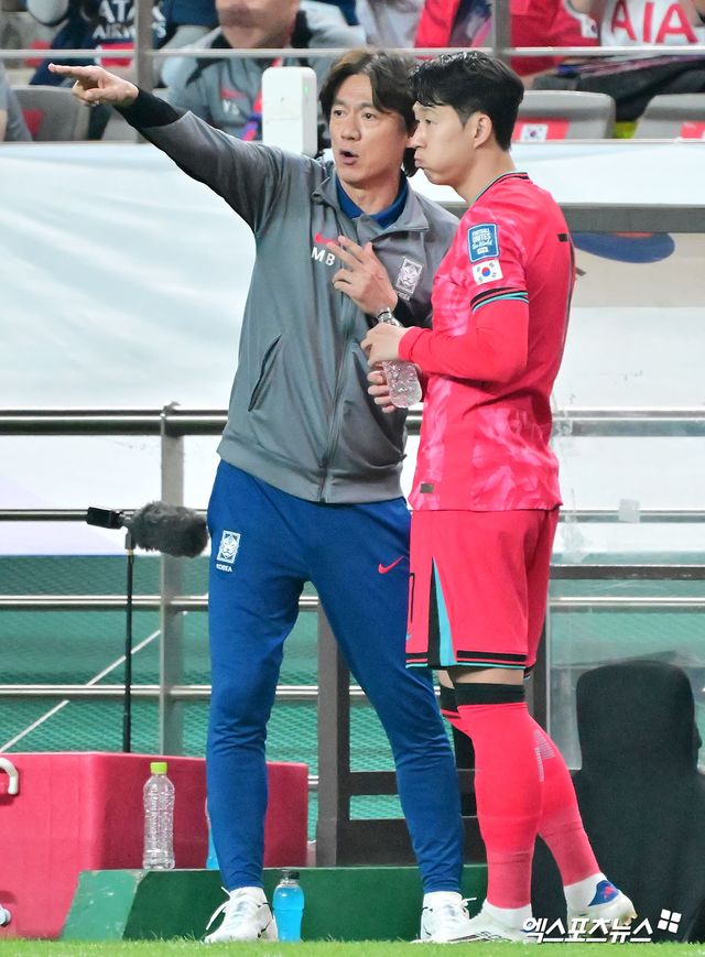 홍명보 감독이 이끄는 대한민국 축구대표팀은 10일 서울월드컵경기장에서 열린 2026 월드컵 아시아 3차예선 B조 10차전 쿠웨이트와의 홈 경기에서 전반 자책골, 그리고 후반에 터진 이강인과 오현규, 이재성의 연속골을 묶어 4-0 대승을 챙겼다. 이날 승리로 홍명보호는 3차예선 10경기에서 6승 4무(승점 22)를 기록하며 1위를 확정지었다. 특히 아시아 3차예선에 참가한 18개국 중 일본, 이란, 우즈베키스탄, 요르단 등 다른 본선 진출국이 하지 못한 무패 신화를 달성했다. 상암, 김한준 기자