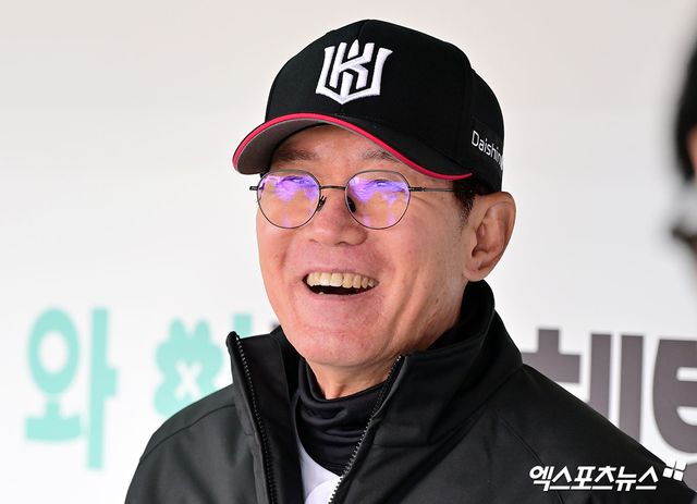 8일 오후 수원KT위즈파크에서 열리는 '2025 신한 SOL Bank KBO리그' LG 트윈스와 KT 위즈의 시범경기, KT 이강철 감독이 미소를 보이고 있다. 엑스포츠뉴스 DB