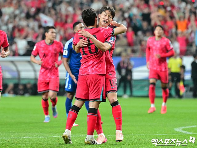 홍명보 감독이 이끄는 대한민국 축구대표팀은 10일 서울월드컵경기장에서 열린 2026 월드컵 아시아 3차예선 B조 10차전 쿠웨이트와의 홈 경기에서 전반 자책골, 그리고 후반에 터진 이강인과 오현규, 이재성의 연속골을 묶어 4-0 대승을 챙겼다. 이날 승리로 홍명보호는 3차예선 10경기에서 6승 4무(승점 22)를 기록하며 1위를 확정지었다. 특히 아시아 3차예선에 참가한 18개국 중 일본, 이란, 우즈베키스탄, 요르단 등 다른 본선 진출국이 하지 못한 무패 신화를 달성했다. 상암, 김한준 기자
