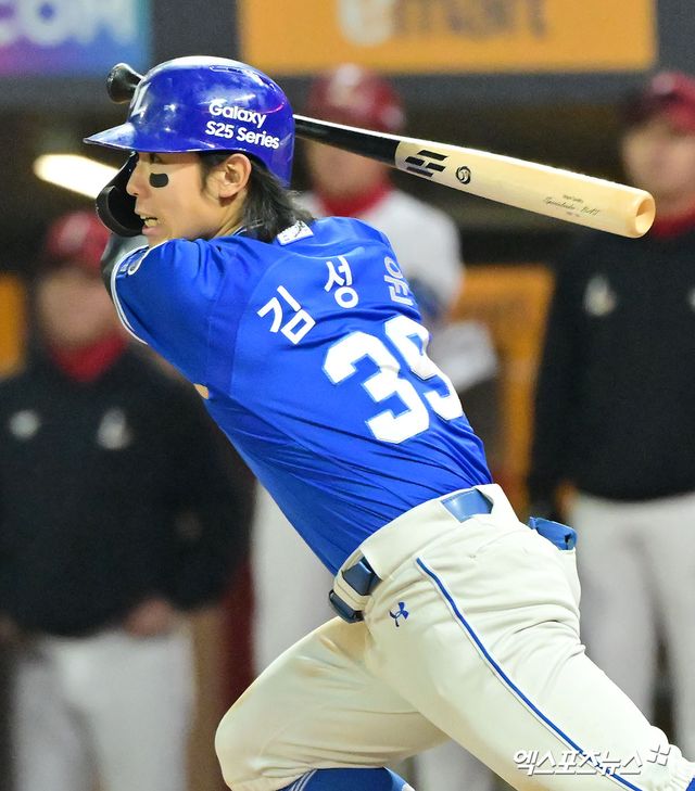 삼성 라이온즈 외야수 김성윤이 경기에 출전해 타격하고 있다. 엑스포츠뉴스 DB