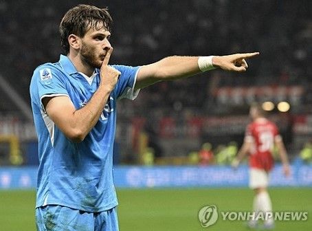 이적시장 매물로 나온 이강인의 행선지를 두고 다양한 보도가 나오는 가운데 이탈리아 세리에A 우승팀 나폴리에 갈 것이라는 견해가 유력하게 등장했다. 나폴리가 PSG와의 이적료 합의 및 이강인과의 개인 조건 합의를 모두 마쳤으며 이강인의 초상권 문제 협의만 남았다는 뜻이다. 이강인이 나폴리에 가게 되면, 나폴리에서 PSG로 이적한 흐비차 크바라츠헬리아와 맞트레이드하는 셈이 된다. 연합뉴스