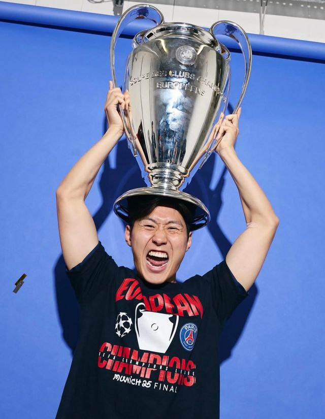 나폴리 지역지 '스파지오 나폴리'가 10일(한국시간) 나폴리와 PSG가 이강인 이적에 원칙적으로 개인 합의를 마쳤다고 보도했다.&nbsp;PSG