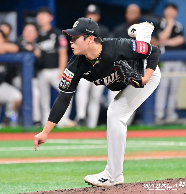 KT 위즈 마무리투수 박영현이 경기에 구원 등판해 역투하고 있다. 엑스포츠뉴스 DB
