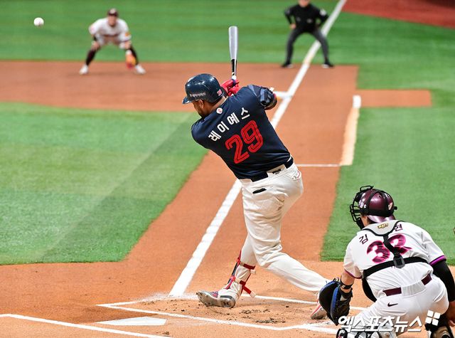 30일 오후 서울 구로구 고척스카이돔에서 열린 '2025 신한 SOL Bank KBO리그' 롯데 자이언츠와 키움 히어로즈의 경기, 1회초 2사 롯데 레이예스가 2루타를 날리고 있다. 엑스포츠뉴스 DB