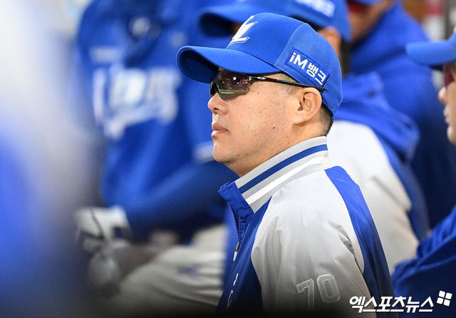 삼성 라이온즈 박진만 감독이 정규시즌 경기 도중 선수들의 플레이를 지켜보고 있다. 엑스포츠뉴스 DB