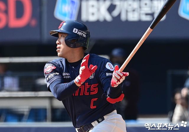 22일 오후 서울 송파구 잠실야구장에서 열린 '2025 신한 SOL Bank KBO리그' 롯데 자이언츠와 LG 트윈스의 경기, 2회초 1사 1루 롯데 전준우가 안타를 때려내고 있다. 엑스포츠뉴스 DB