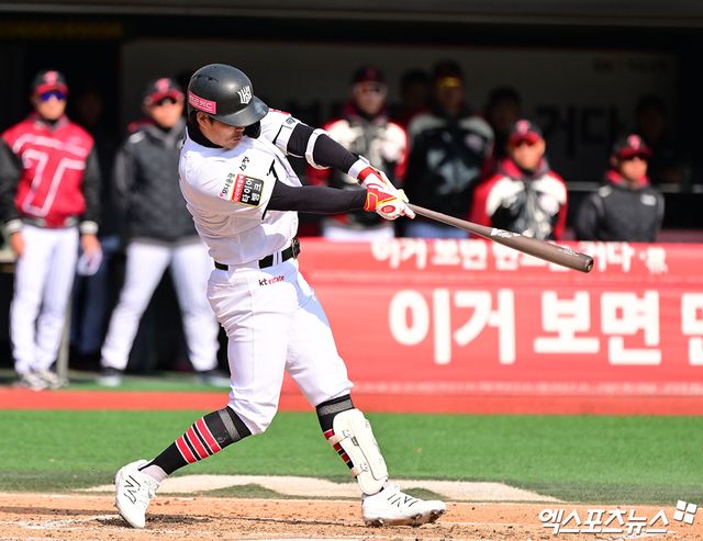 8일 오후 수원KT위즈파크에서 열린 '2025 신한 SOL Bank KBO리그' LG 트윈스와 KT 위즈의 시범경기, 6회말 2사 3루 KT 배정대가 투런 홈런을 날리고 있다. 엑스포츠뉴스 DB