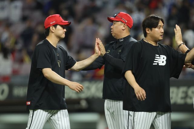 왼쪽에 선 KIA 타이거즈 구원투수 전상현이 11일 광주 삼성 라이온즈전에서 승리한 뒤 이범호 감독과 하이파이브하고 있다. KIA 타이거즈