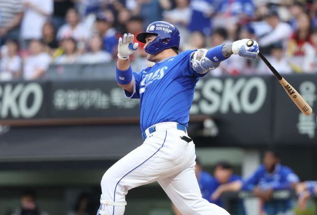 삼성 라이온즈 내야수 박병호가 10일 광주 KIA 타이거즈전에서 홈런을 치고 있다. 삼성 라이온즈