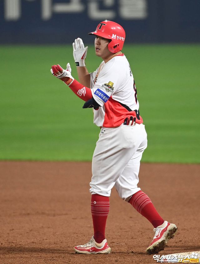 KIA 타이거즈 외야수 이창진이 지난해 정규시즌 경기에 출전해 안타를 친 뒤 박수 치고 있다. 엑스포츠뉴스 DB