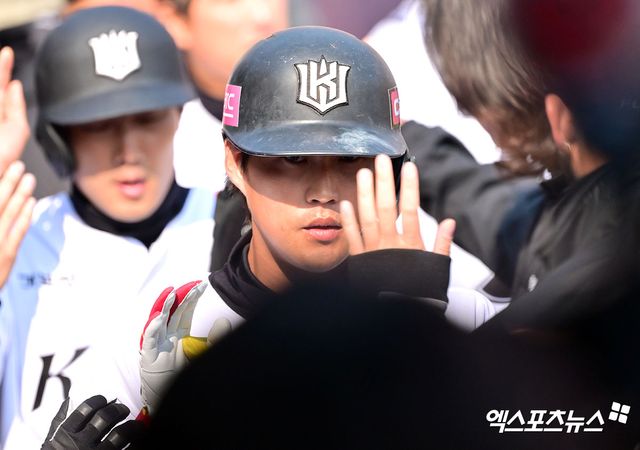 8일 오후 수원KT위즈파크에서 열린 '2025 신한 SOL Bank KBO리그' LG 트윈스와 KT 위즈의 시범경기, 6회말 2사 3루 KT 배정대가 투런 홈런을 날린 후 더그아웃에서 하이파이브를 하고 있다. 엑스포츠뉴스 DB