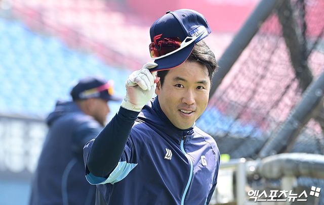 22일 오전 서울 송파구 잠실야구장에서 열리는 '2025 신한 SOL Bank KBO리그' 롯데 자이언츠와 LG 트윈스의 경기에 앞서 롯데 전준우가 LG 더그아웃을 향해 인사하고 있다. 엑스포츠뉴스 DB