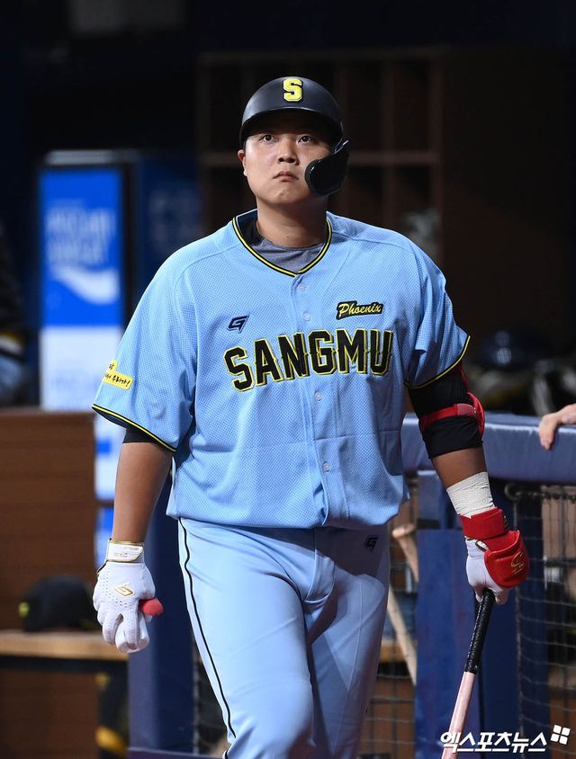 6일 오후 서울 구로구 고척스카이돔에서 열린 2024 WBSC(세계야구소프트볼연맹) 프리미어12 대한민국 야구 대표팀과 상무와의 평가전 경기, 상무 한동희가 대기 타석으로 향하고 있다. 엑스포츠뉴스 DB