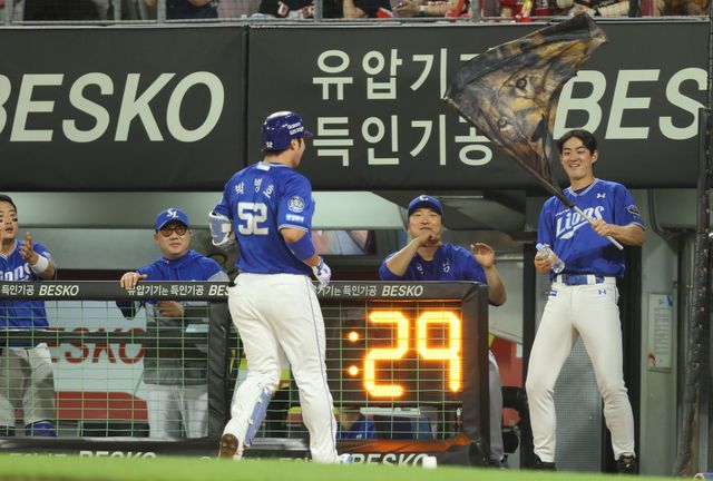 삼성 라이온즈 내야수 박병호가 10일 광주 KIA 타이거즈전에서 홈런을 친 뒤 더그아웃으로 와 축하 받고 있다. 삼성 라이온즈