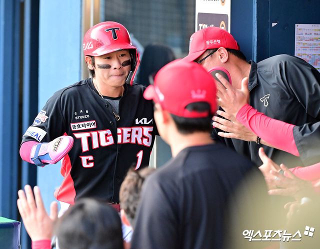 KIA 타이거즈 내야수 박찬호가 올해 정규시즌 경기에 출전해 득점 후 축하 받고 있다. 엑스포츠뉴스 DB