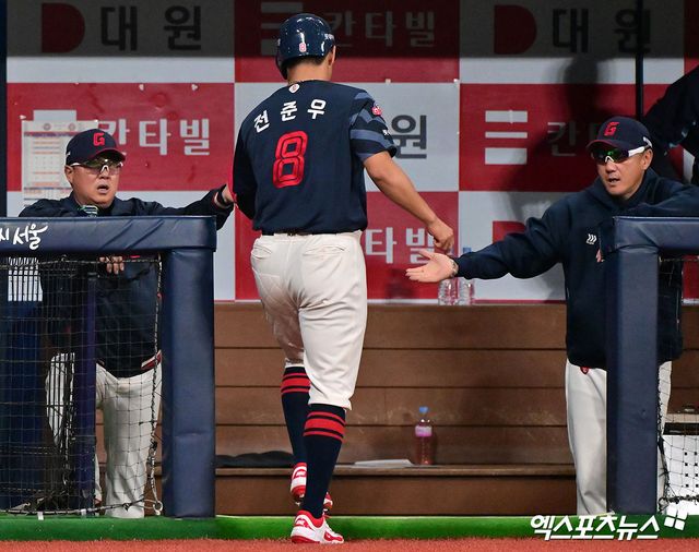 1일 오후 서울 구로구 고척스카이돔에서 열린 '2025 신한 SOL Bank KBO리그' 롯데 자이언츠와 키움 히어로즈의 경기, 4회초 2사 3루 롯데 전준우가 황성빈의 1타점 적시타때 득점에 성공하고 있다. 엑스포츠뉴스 DB