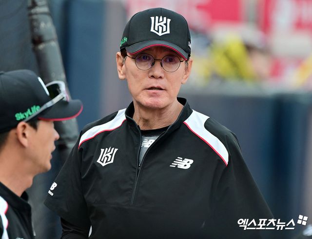 31일 오후 수원KT위즈파크에서 열린 '2025 신한 SOL Bank KBO리그' KIA 타이거즈와 KT 위즈의 경기, KT 이강철 감독이 선수 교체를 지시하고 있다. 엑스포츠뉴스 DB