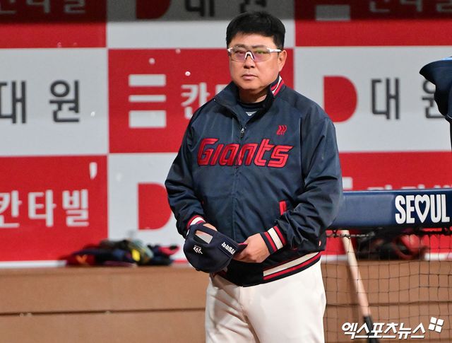 30일 오후 서울 구로구 고척스카이돔에서 열린 '2025 신한 SOL Bank KBO리그' 롯데 자이언츠와 키움 히어로즈의 경기, 경기 전 롯데 김태형 감독이 키움 더그아웃을 향해 인사를 하고 있다. 엑스포츠뉴스 DB