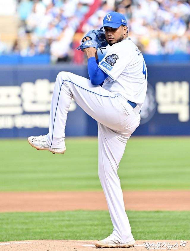 삼성 라이온즈 선발투수 데니 레예스가 정규시즌 경기에 선발 등판해 투구하고 있다. 레예스는 발등 부상 재발로 지난 8일 전력에서 이탈했다. 엑스포츠뉴스 DB