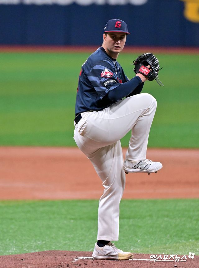 1일 오후 서울 구로구 고척스카이돔에서 열린 '2025 신한 SOL Bank KBO리그' 롯데 자이언츠와 키움 히어로즈의 경기, 1회말 롯데 선발투수 데이비슨이 공을 힘차게 던지고 있다. 엑스포츠뉴스 DB