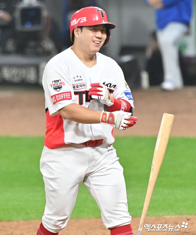 KIA 타이거즈 외야수 이창진이 지난해 정규시즌 경기에 출전해 볼넷을 골라낸 뒤 미소 짓고 있다. 엑스포츠뉴스 DB