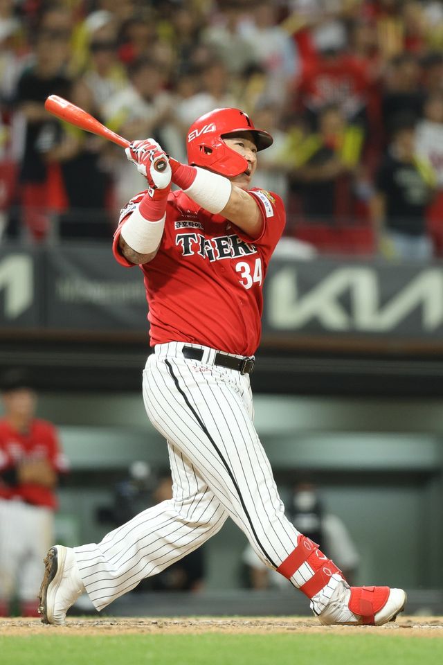 KIA 타이거즈 최형우가 11일 광주 삼성 라이온즈전에서 타격하고 있다. KIA 타이거즈