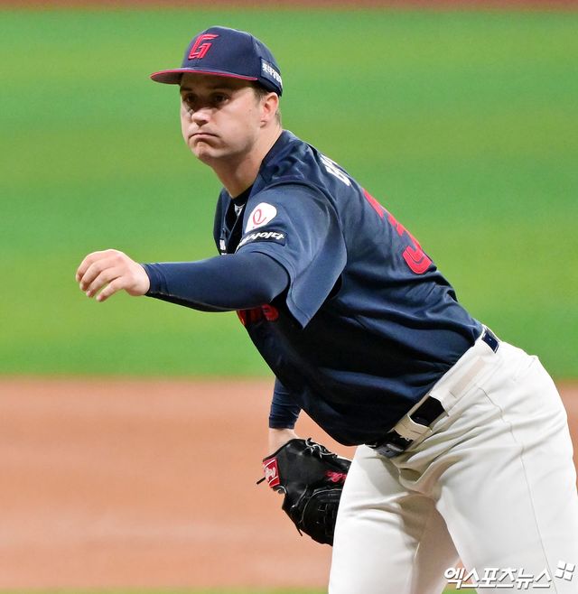 1일 오후 서울 구로구 고척스카이돔에서 열린 '2025 신한 SOL Bank KBO리그' 롯데 자이언츠와 키움 히어로즈의 경기, 1회말 롯데 선발투수 데이비슨이 공을 힘차게 던지고 있다. 엑스포츠뉴스 DB