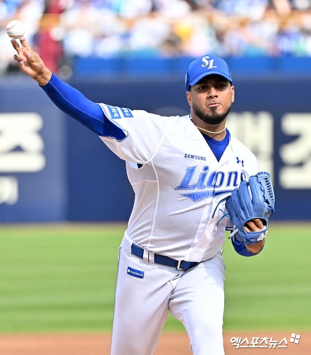 삼성 라이온즈 선발투수 데니 레예스가 정규시즌 경기에 선발 등판해 투구하고 있다. 레예스는 발등 부상 재발로 지난 8일 전력에서 이탈했다. 엑스포츠뉴스 DB