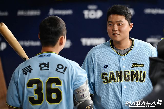 6일 오후 서울 구로구 고척스카이돔에서 열린 2024 WBSC(세계야구소프트볼연맹) 프리미어12 대한민국 야구 대표팀과 상무와의 평가전 경기, 상무 류현인과 한동희가 더그아웃에서 이야기를 나누고 있다. 엑스포츠뉴스 DB