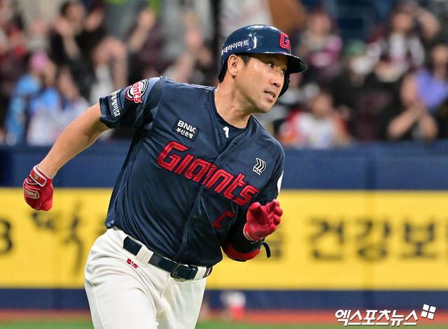 1일 오후 서울 구로구 고척스카이돔에서 열린 '2025 신한 SOL Bank KBO리그' 롯데 자이언츠와 키움 히어로즈의 경기, 8회초 2사 2루 롯데 전준우가 1타점 적시타를 날리고 있다. 엑스포츠뉴스 DB