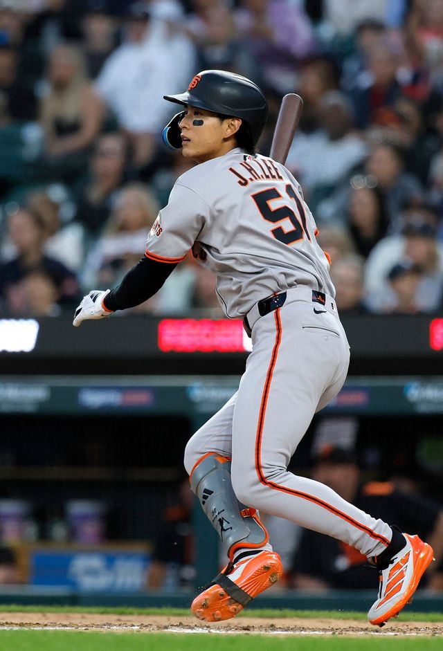 미국 메이저리그 샌프란시스코 자이언츠에서 뛰고 있는 이정후가 11일(한국시간) 미국 콜로라도주 덴버 쿠어스 필드에서 열린 2025 메이저리그 콜로라도 로키스와의 원정 경기에 1번타자 겸 중견수로 선발 출전, 첫 타석에서 시즌 3호 3루타를 기록했다. 사진 연합뉴스