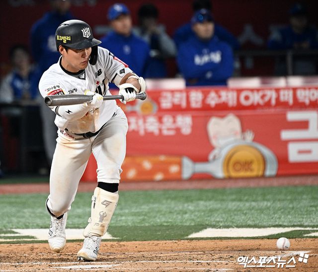 11일 오후 수원KT위즈파크에서 열린 '2025 신한 SOL Bank KBO리그' 삼성 라이온즈와 KT 위즈의 경기, 6회말 무사 2루 KT 배정대가 번트를 시도하고 있다. 엑스포츠뉴스 DB