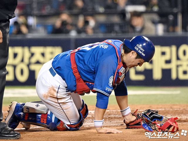 삼성 라이온즈 강민호가 올해 정규시즌 경기에 출전해 수비하다 공에 맞은 뒤 통증을 참고 있다. 엑스포츠뉴스 DB