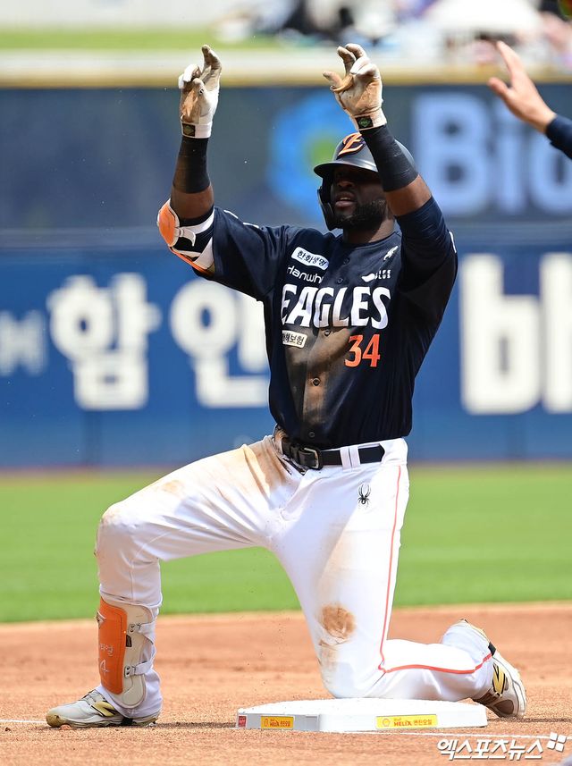 한화 이글스 외국인 타자 에스테반 플로리얼이 올해 정규시즌 경기에 출전해 안타를 친 뒤 세리머니하고 있다. 플로리얼은 지난 8일 KIA 타이거즈 정해영의 공에 맞아 손등을 다쳤다. 정해영과 KIA는 진심 어린 사과를 전했다. 엑스포츠뉴스 DB